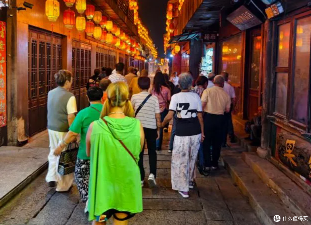 全国古镇的酒吧,淡季都应该改为老年KTV