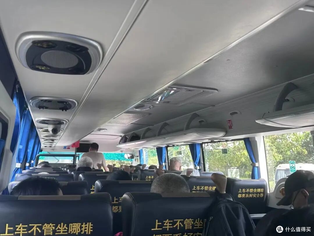 全国古镇的酒吧,淡季都应该改为老年KTV