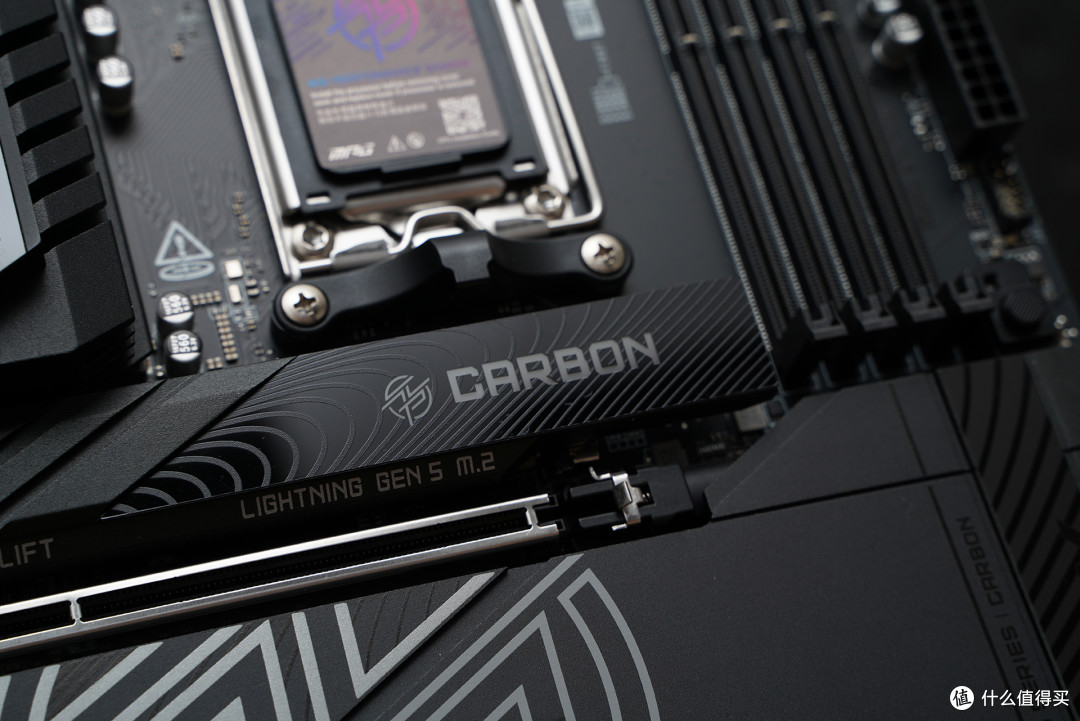 微星MPG X870E CARBON MAX WIFI再进化：装机不伤手