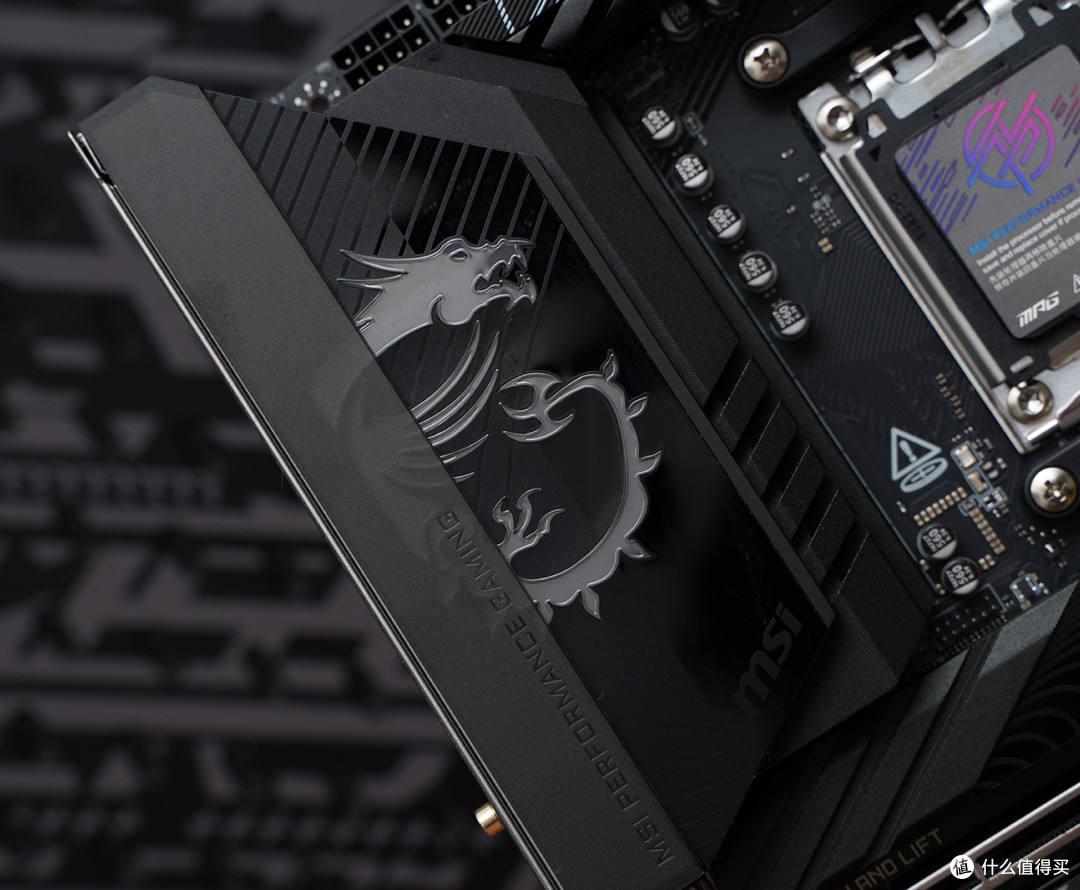 微星MPG X870E CARBON MAX WIFI再进化：装机不伤手