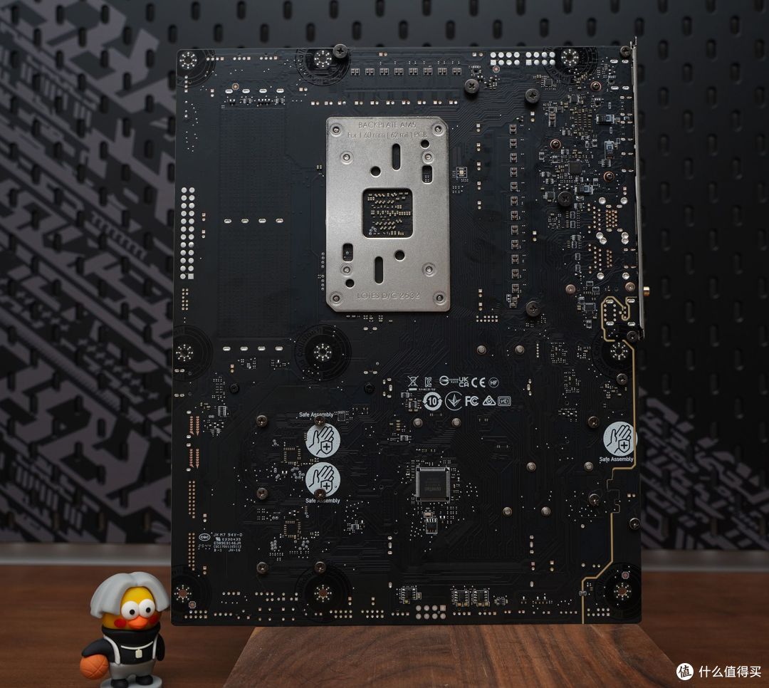 微星MPG X870E CARBON MAX WIFI再进化：装机不伤手