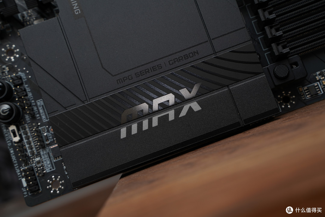 微星MPG X870E CARBON MAX WIFI再进化：装机不伤手