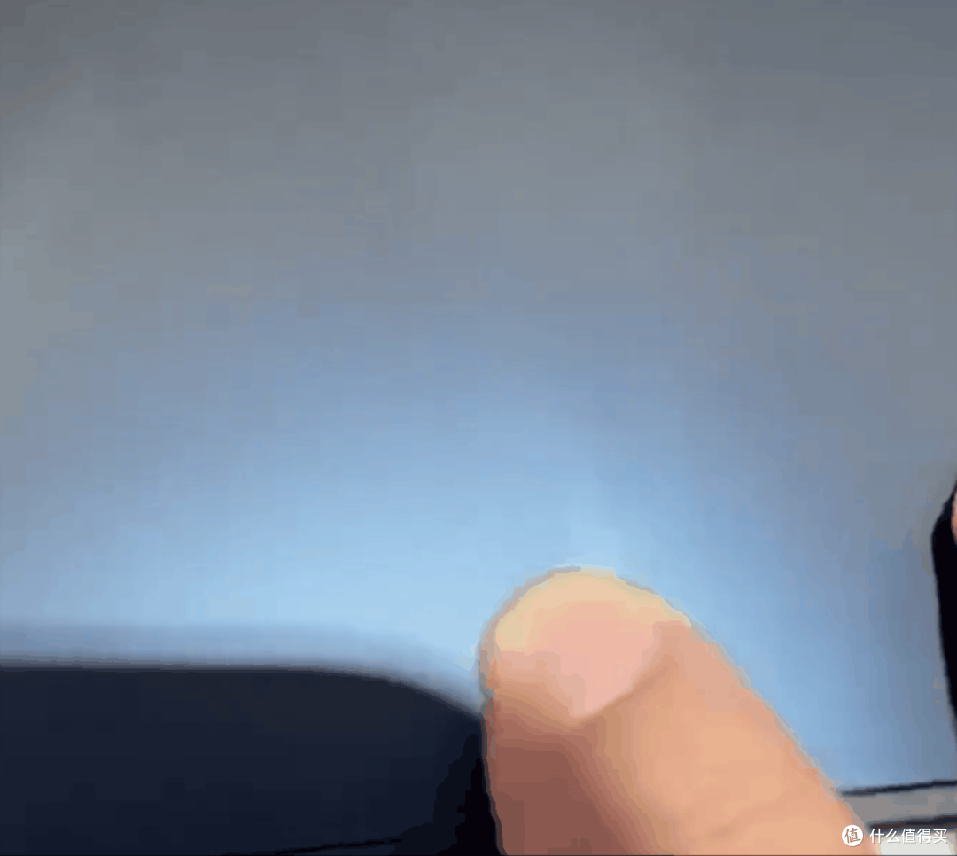 曝iPhone Duo 折痕区一按出波纹,是品控问题还是正常设计?