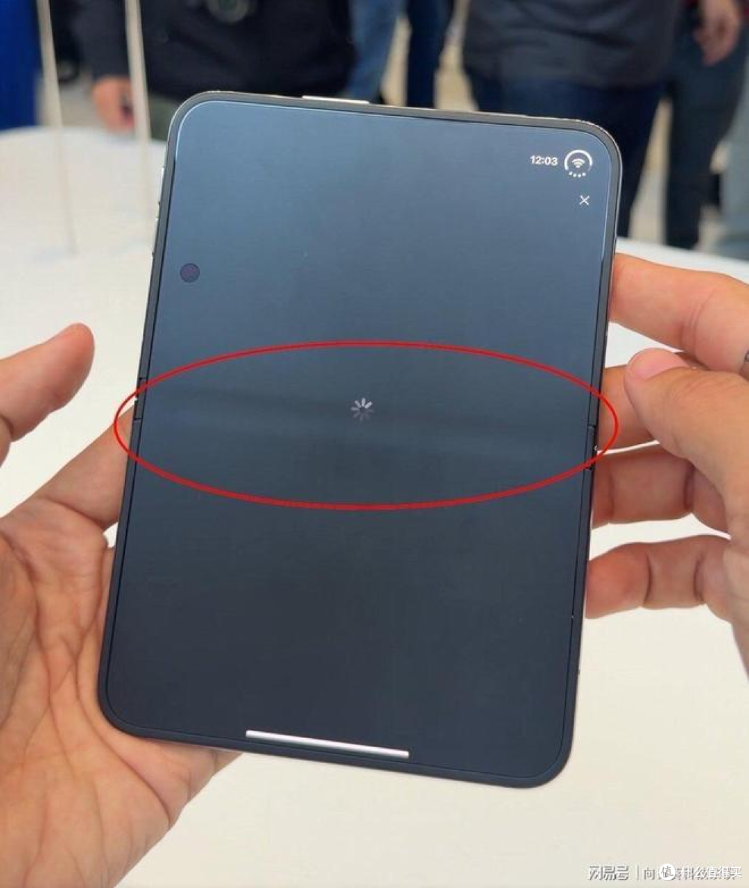 曝iPhone Duo 折痕区一按出波纹,是品控问题还是正常设计?