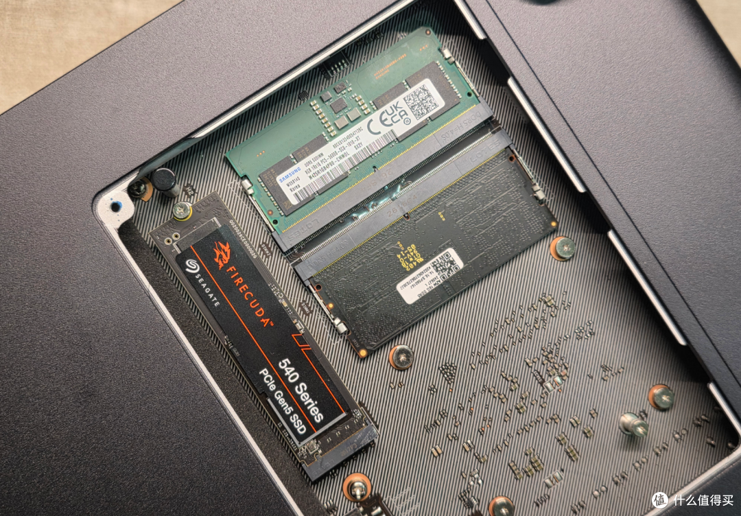 双万兆+双雷电4!六盘位“狠家伙”,绿联DXP6800 Ultra深度评测