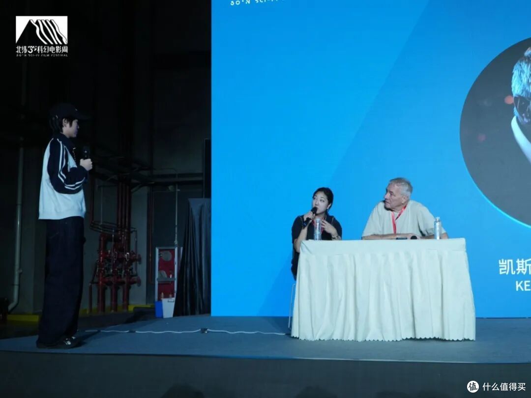 荷兰著名摄影大师凯斯・范奥斯特鲁姆（右一）与观众交流对 AI 的看法