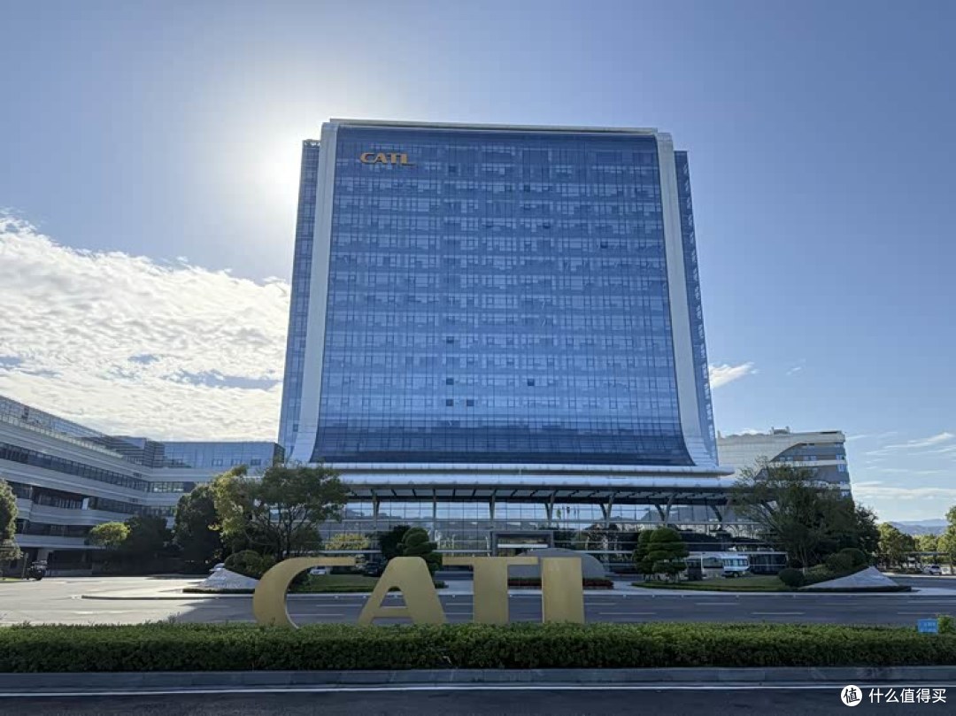 日赚2.3亿的宁德时代，股价却暴跌1000亿？