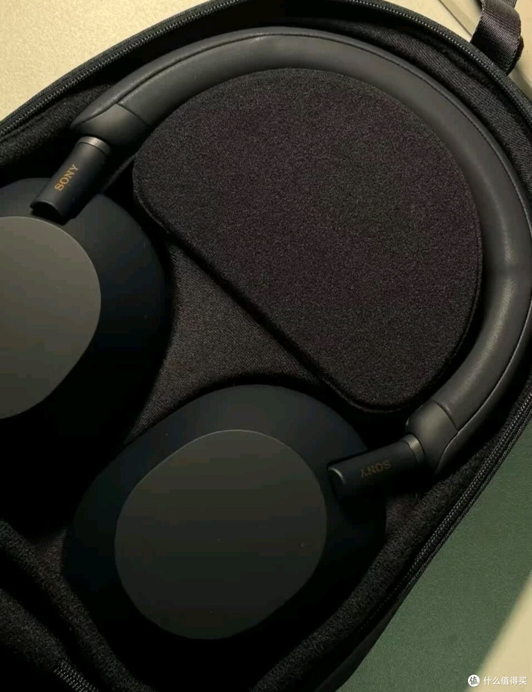 索尼XM5 vs AirPods Pro2,通勤党该怎么选