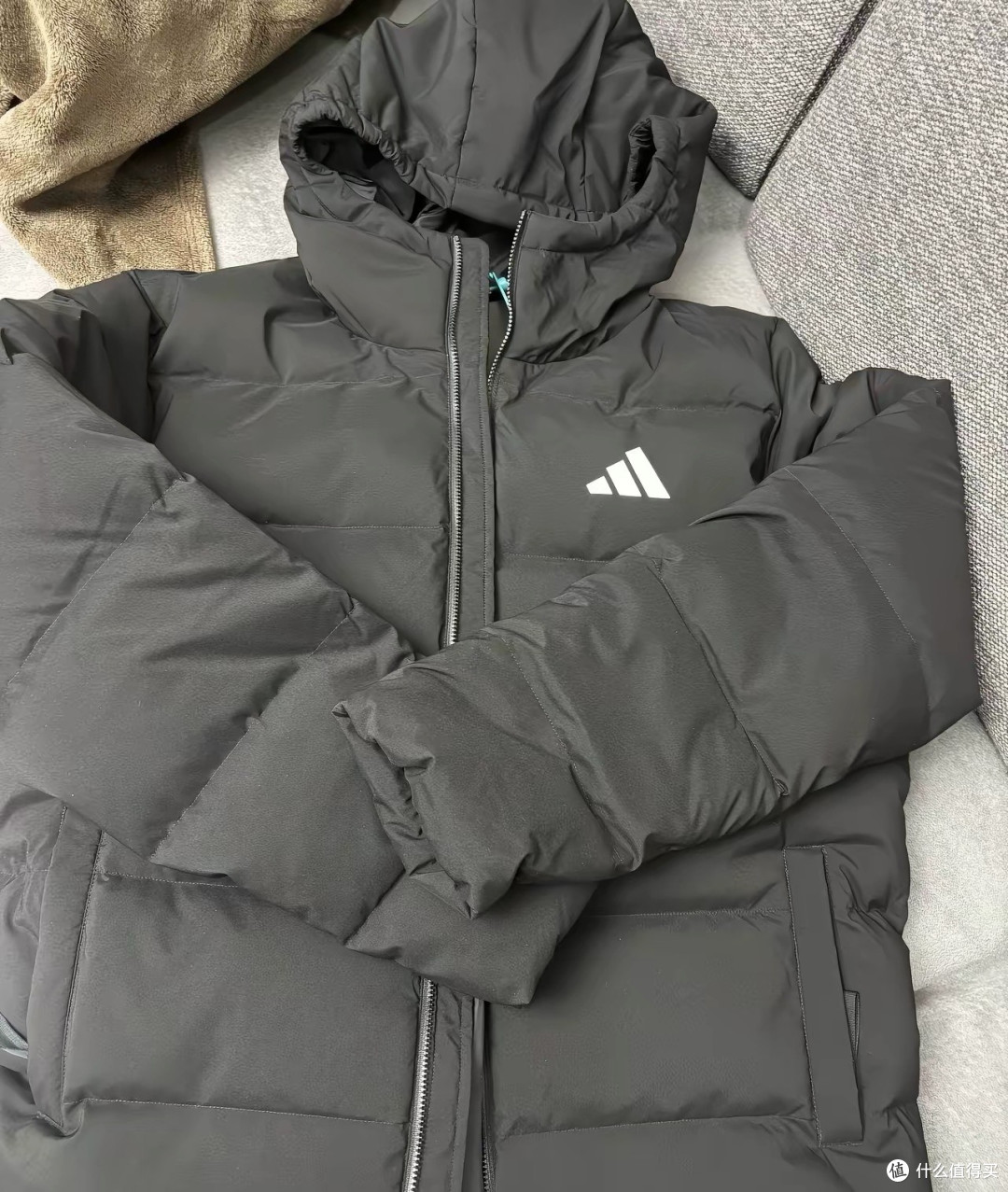 阿迪达斯黑金锁温羽绒服实测