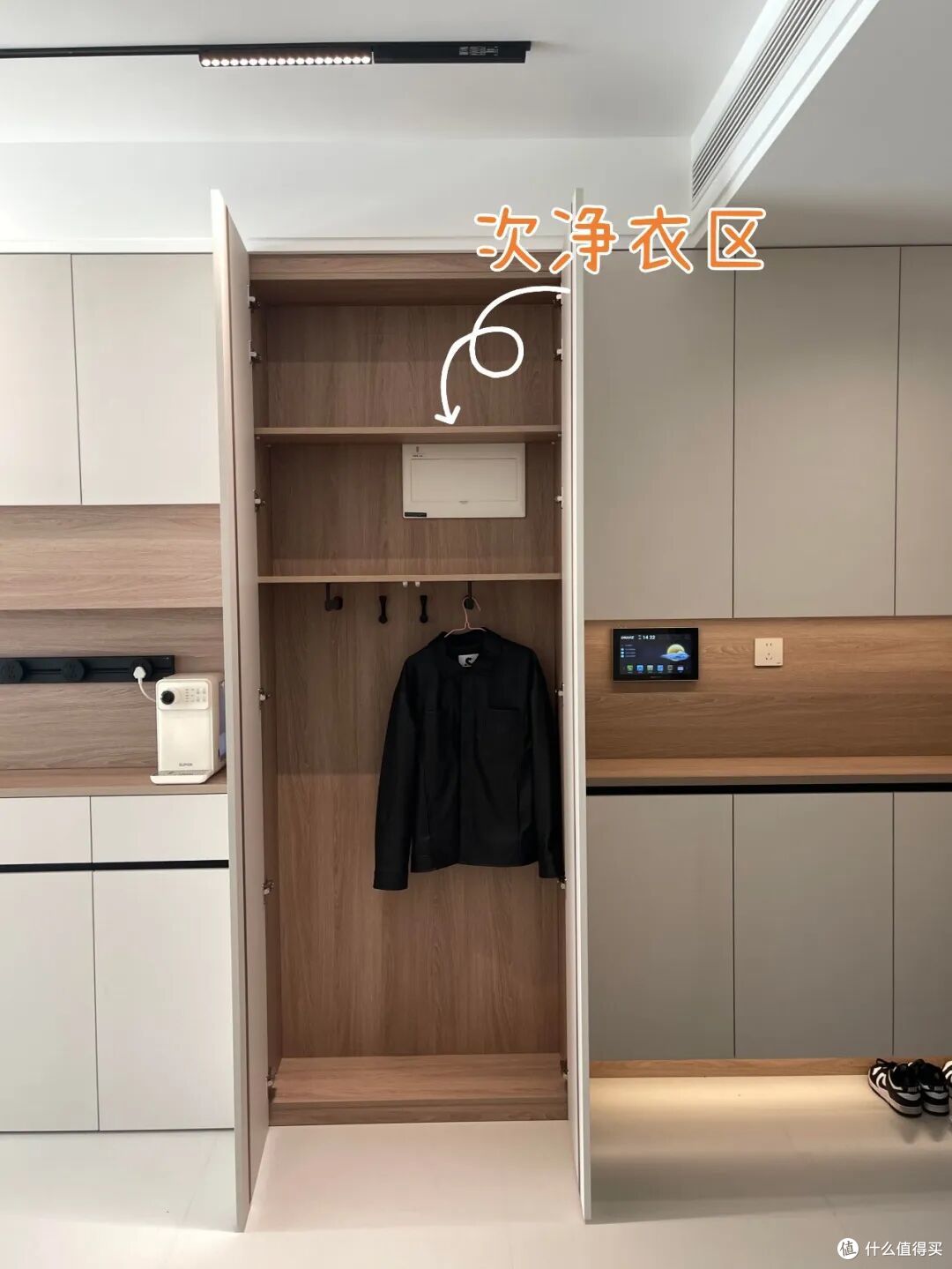 衣服脱下来别只会扔沙发上，学邻居家的做法，这也太好用吧！