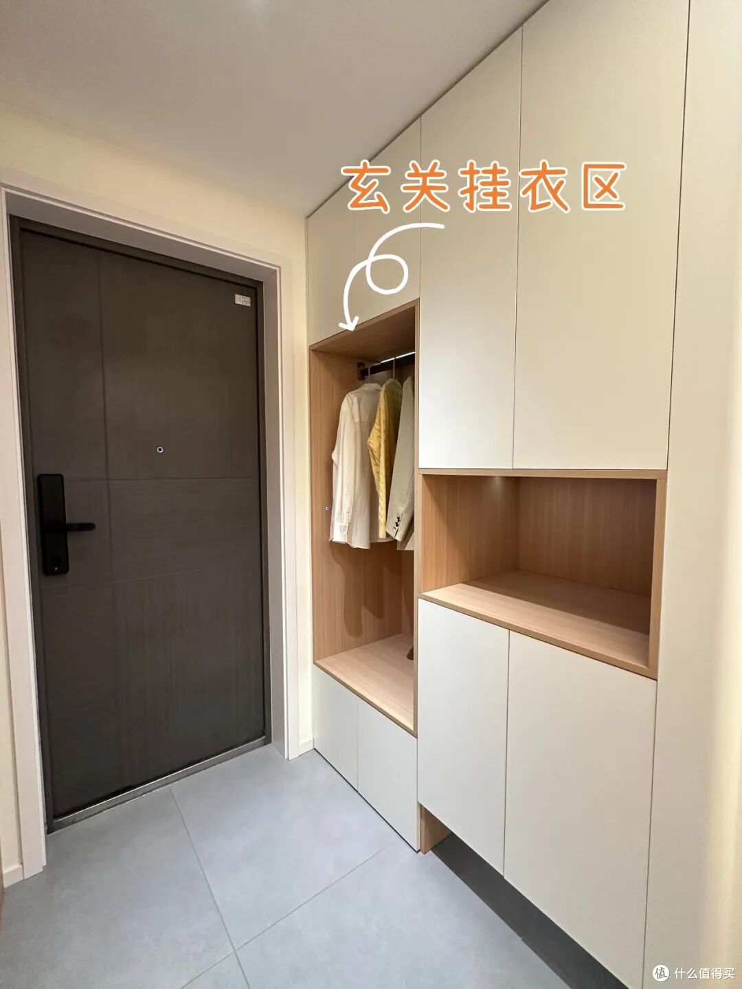 衣服脱下来别只会扔沙发上，学邻居家的做法，这也太好用吧！