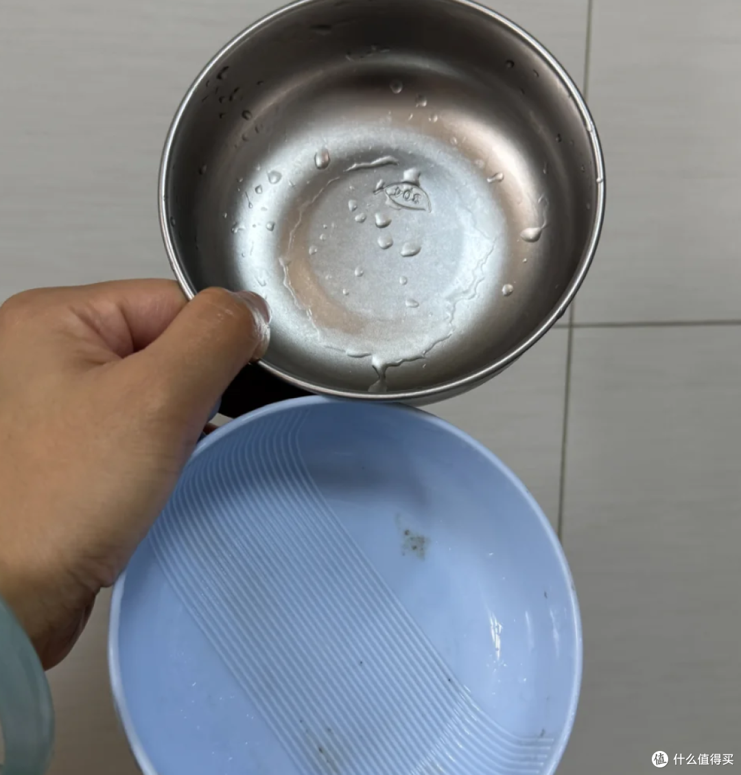 女子摔坏双层保温碗,发现满是霉菌!这种餐具还值得买吗?