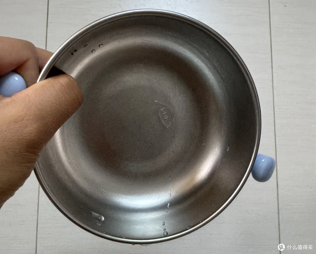 女子摔坏双层保温碗,发现满是霉菌!这种餐具还值得买吗?