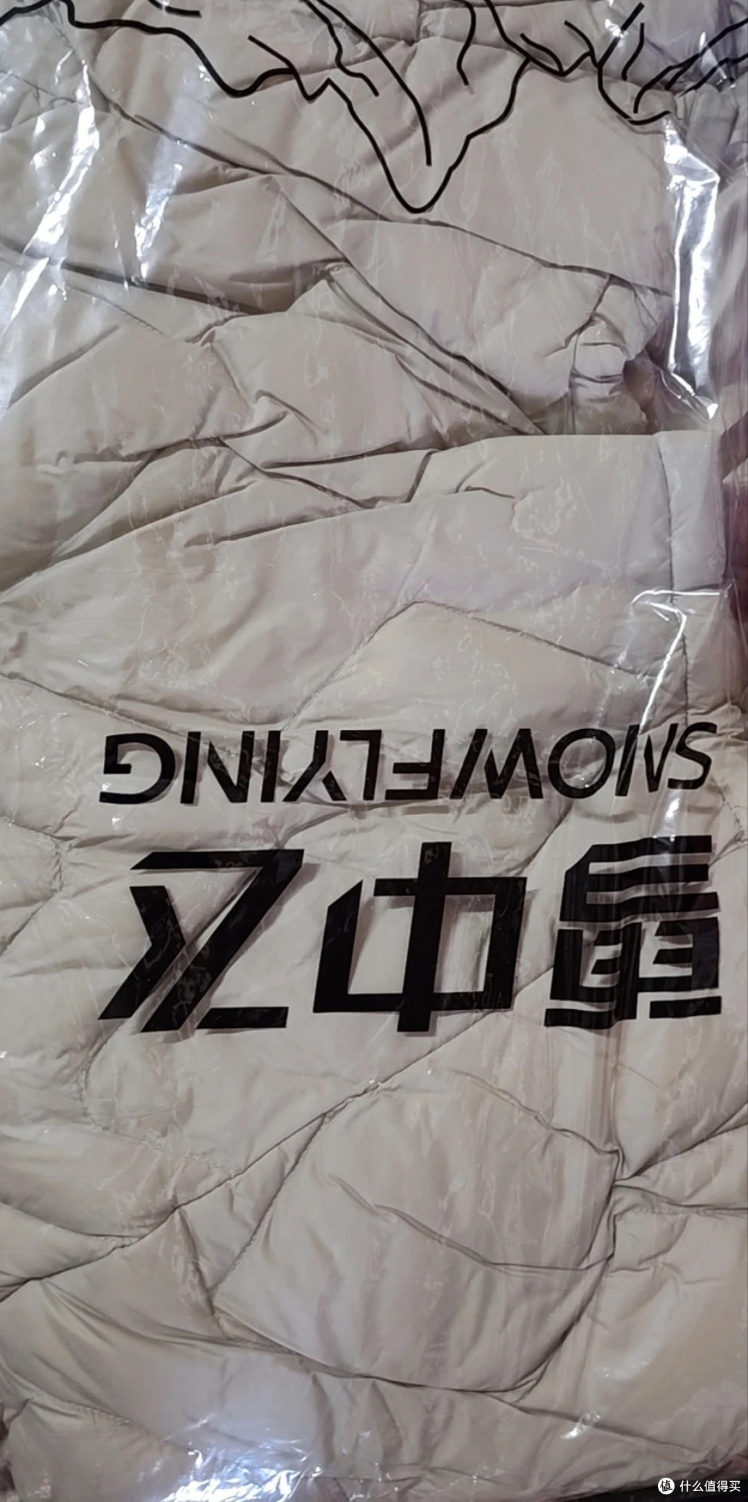 轻薄羽绒马甲应对温差穿搭