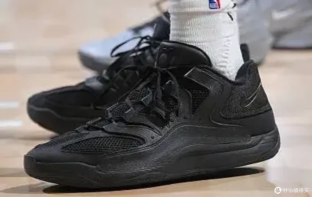 【NBA每日上脚】坎宁安,致敬克拉克还是逃避自己签名鞋?
