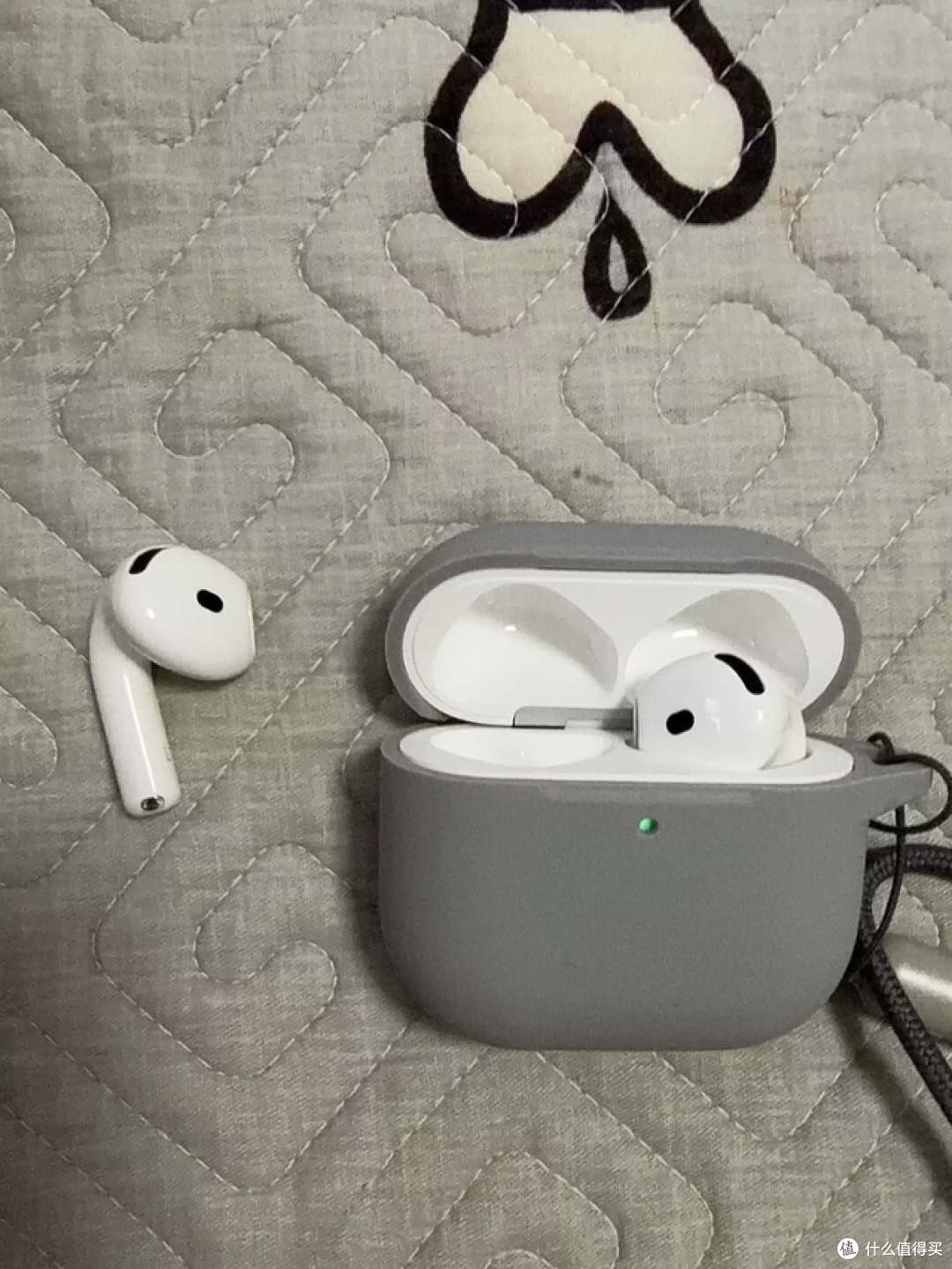 二手鱼塘惊现女生一手AirPods4！原价1399现在100，踩坑还是漏？