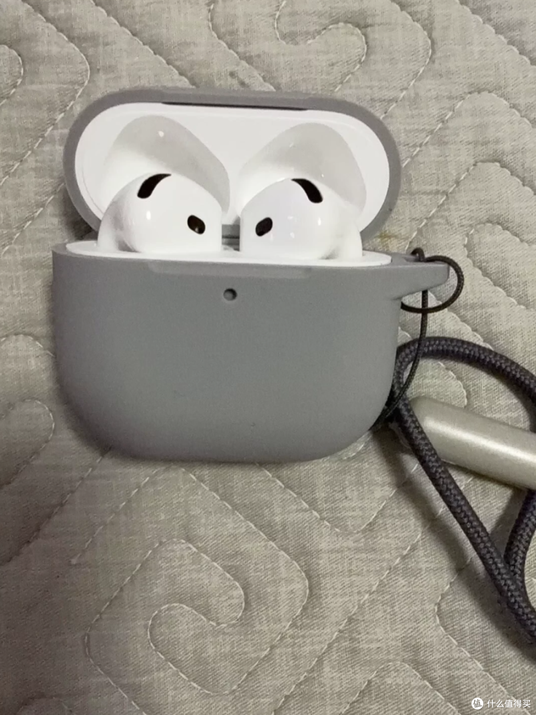二手鱼塘惊现女生一手AirPods4！原价1399现在100，踩坑还是漏？