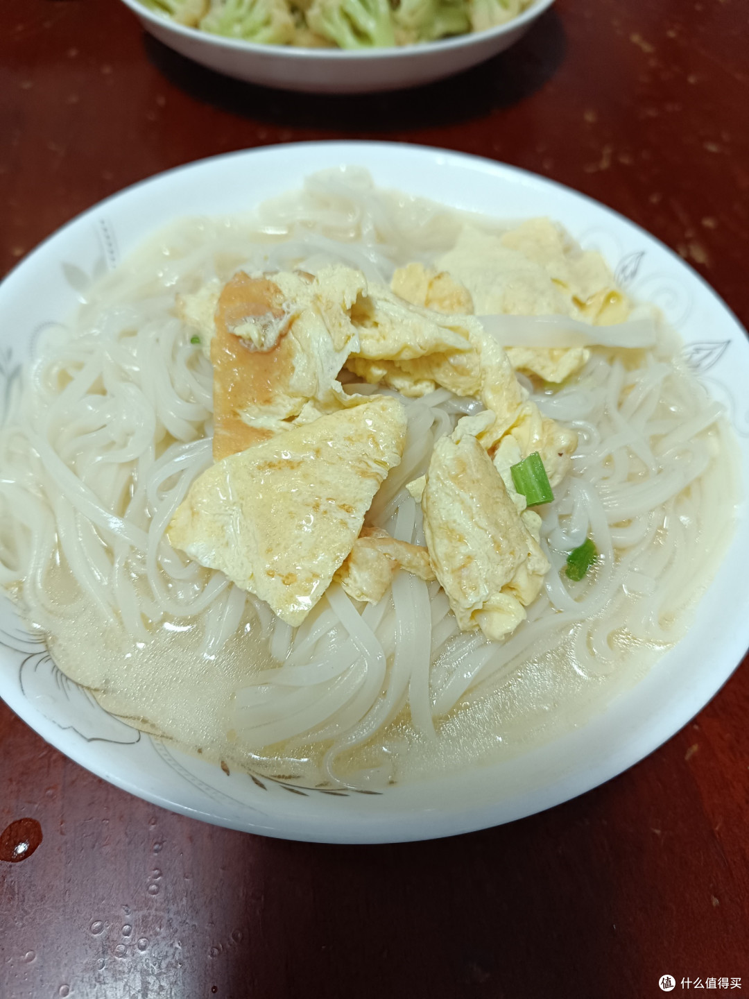 家常餐桌上的好搭档，耐看实用的白瓷盘碟