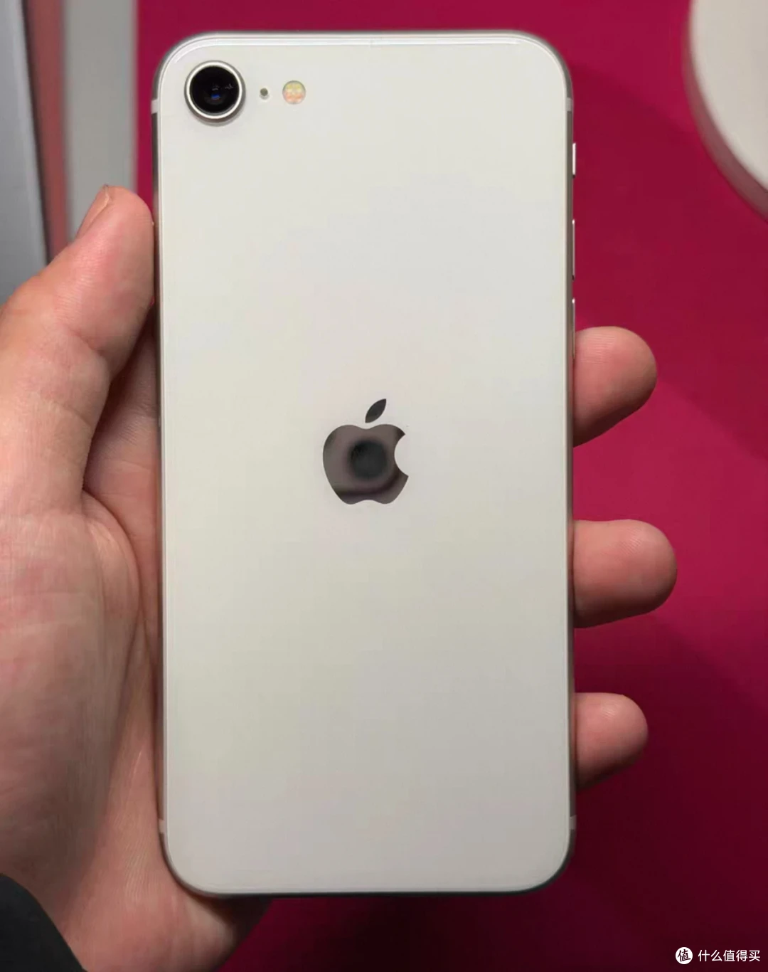 二手苹果SE3 iPhone SE3 小屏一只手容易握住