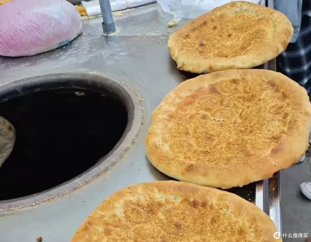 西安10元3个新疆大馕走红，摊主却在倒贴钱！背后真相，让人心酸