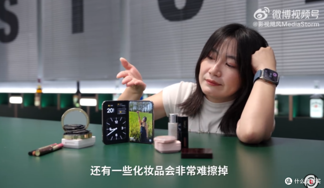 苹果折叠屏翻车了,微信不适配,折痕越折越深,换张膜还要398?