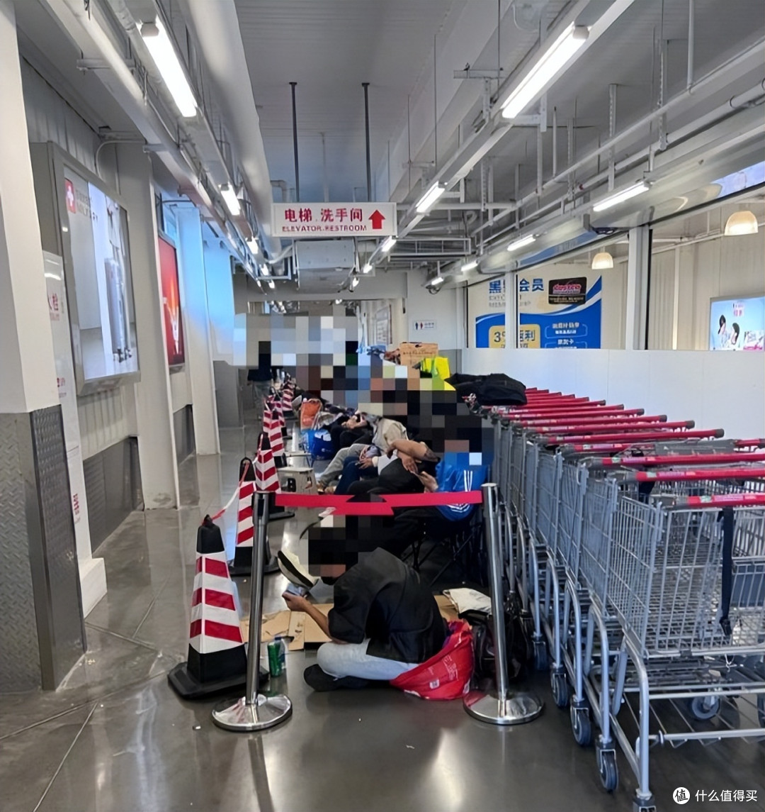 苹果折叠屏溢价跌50.9%:黄牛加2000收机,却说"怕泡沫大卖不出去"