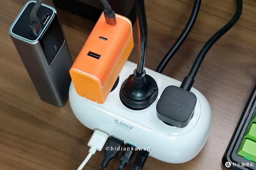 一出差就头疼，换个7合1插排为背包减负：奥睿科小白极简桌充体验