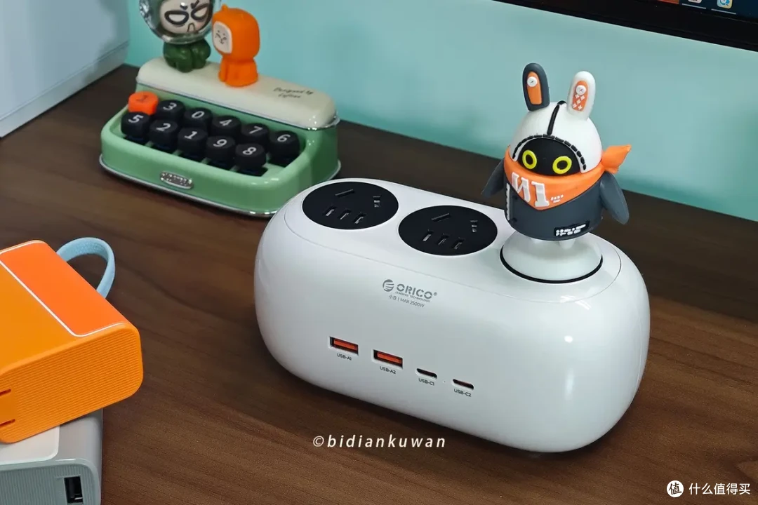 一出差就头疼，换个7合1插排为背包减负：奥睿科小白极简桌充体验