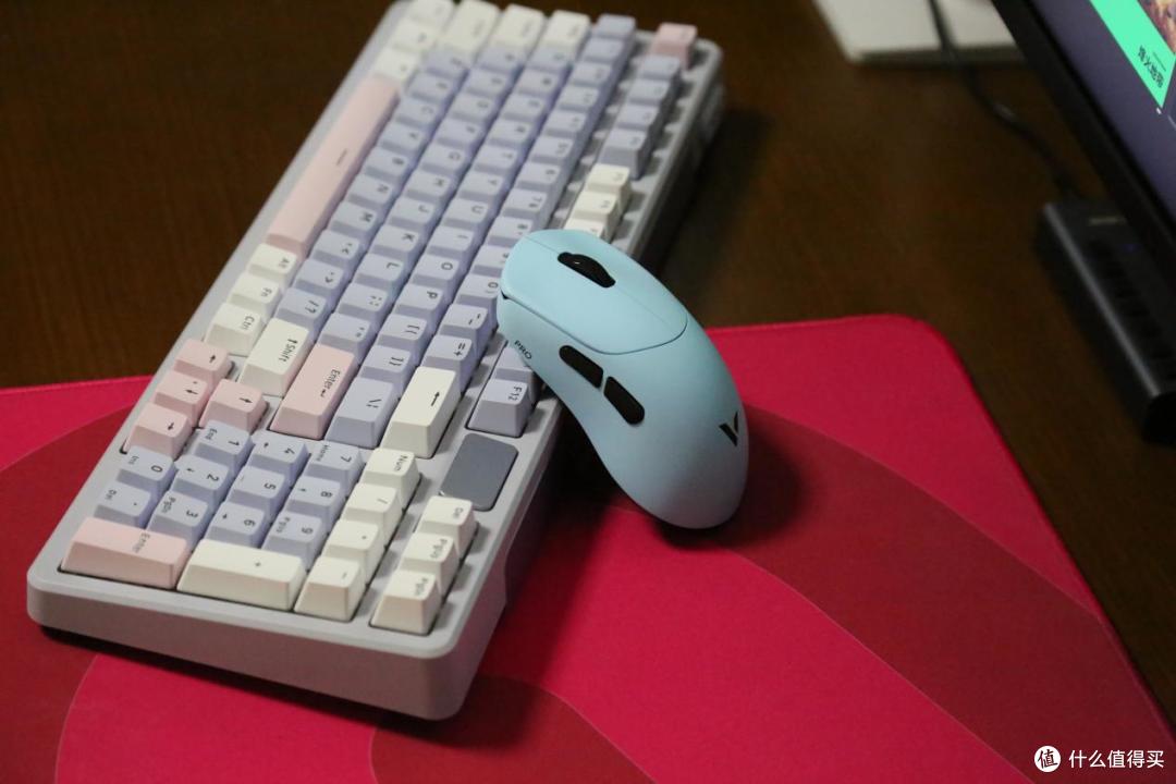 VT7s PRO V2搭在键盘上的桌面使用场景