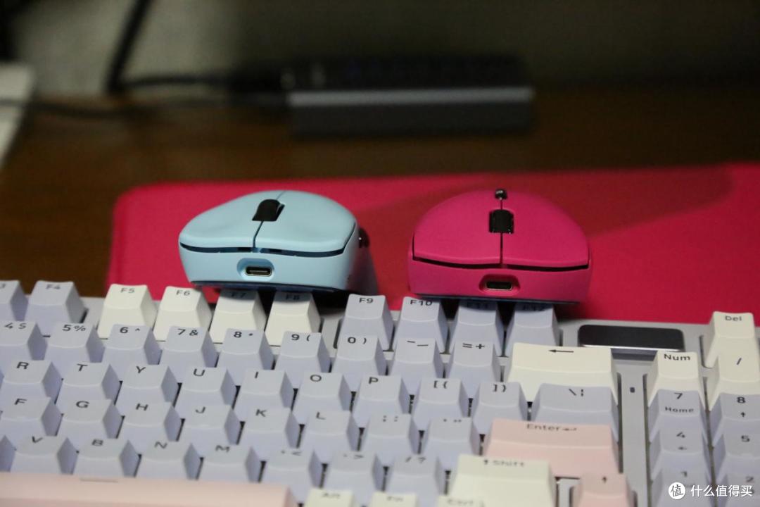 两只鼠标正前方视角，展示前脸与USB-C接口