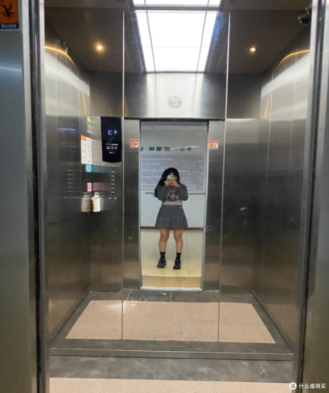 为什么电梯里要装那么多镜子?真不是只为了好看!