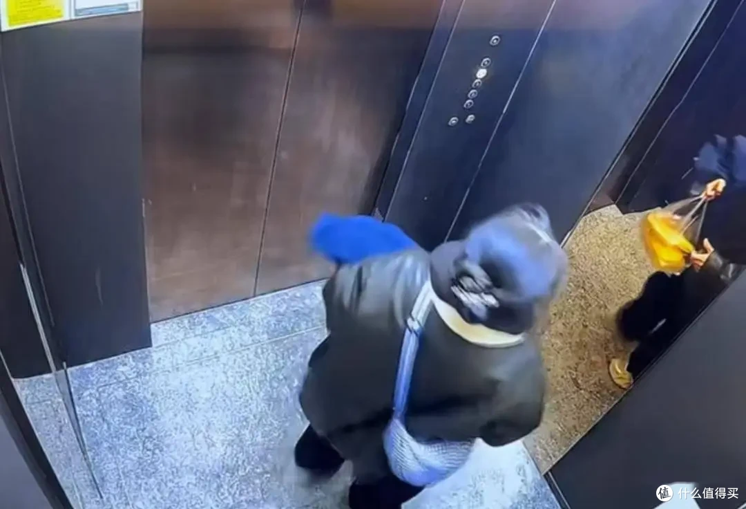 为什么电梯里要装那么多镜子?真不是只为了好看!