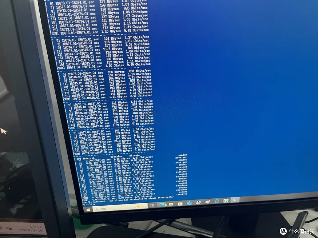 多线程满速打流，[SUM] 长期稳定在 9.47–9.49 Gbit/s，测试结束时中断计数为 0​ ​