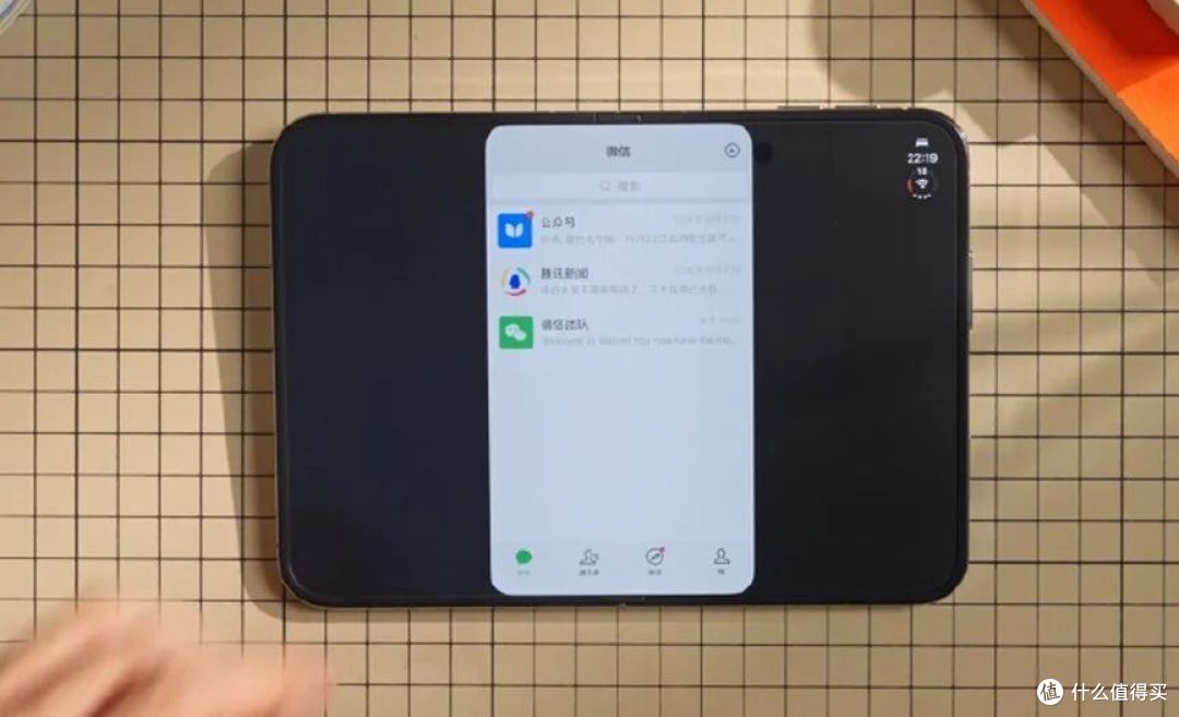 iPhone Duo 开售首日翻车!膜撕了,iPhone Duo 的折痕藏不住了