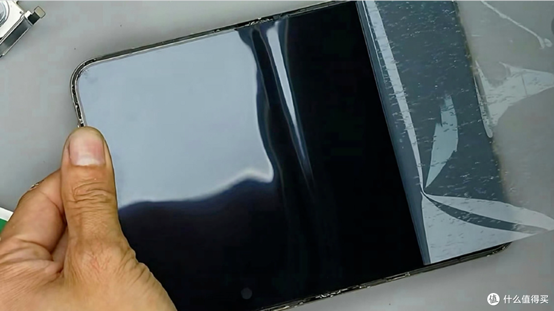 iPhone Duo 开售首日翻车!膜撕了,iPhone Duo 的折痕藏不住了