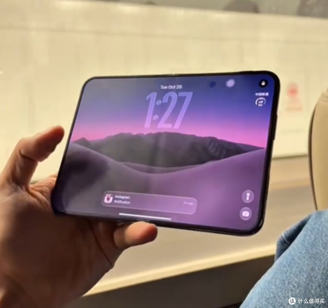 iPhone Duo 开售首日翻车!膜撕了,iPhone Duo 的折痕藏不住了
