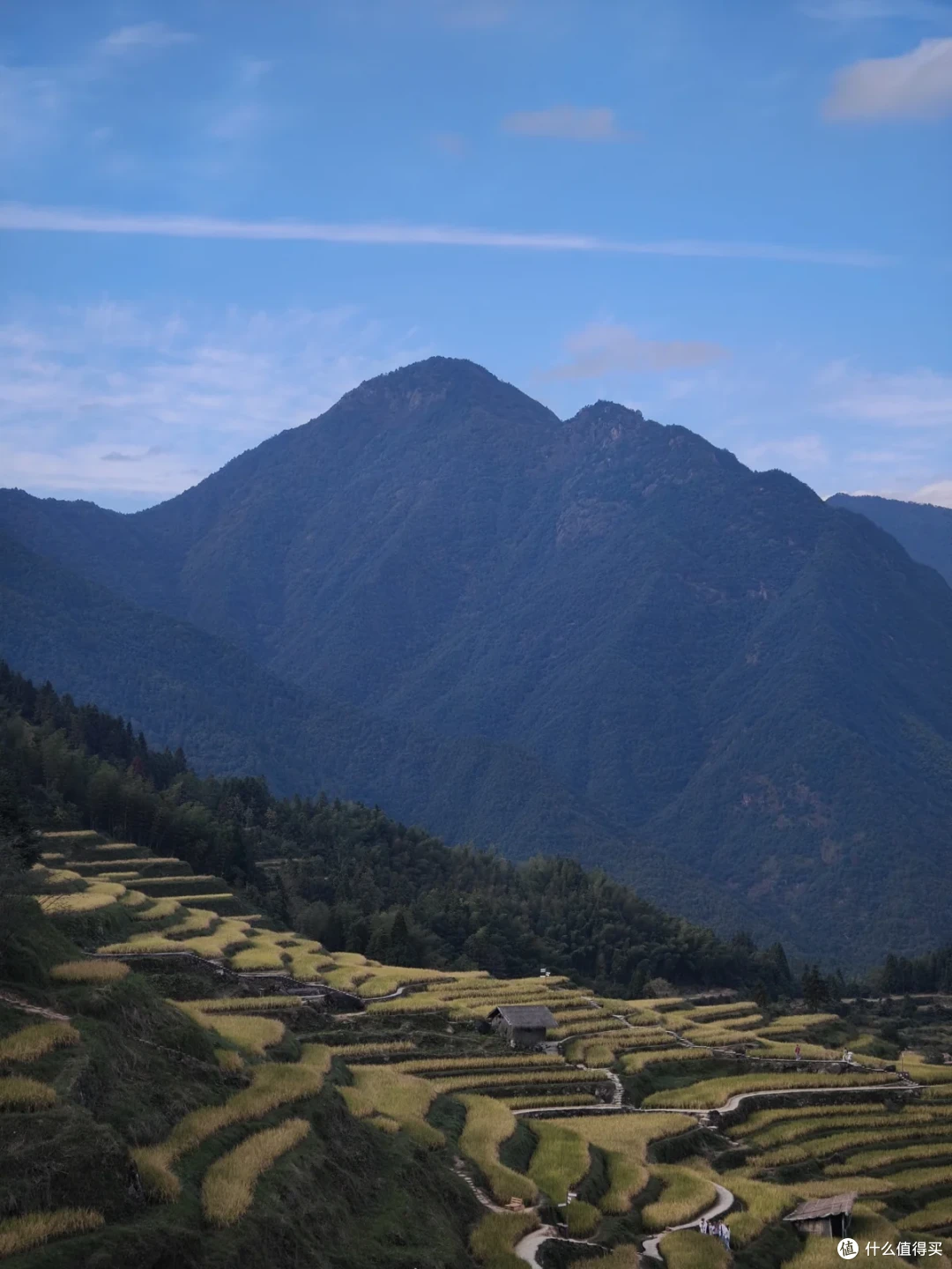 山脊下的梯田顺着坡面层层下落，天色已近黄昏