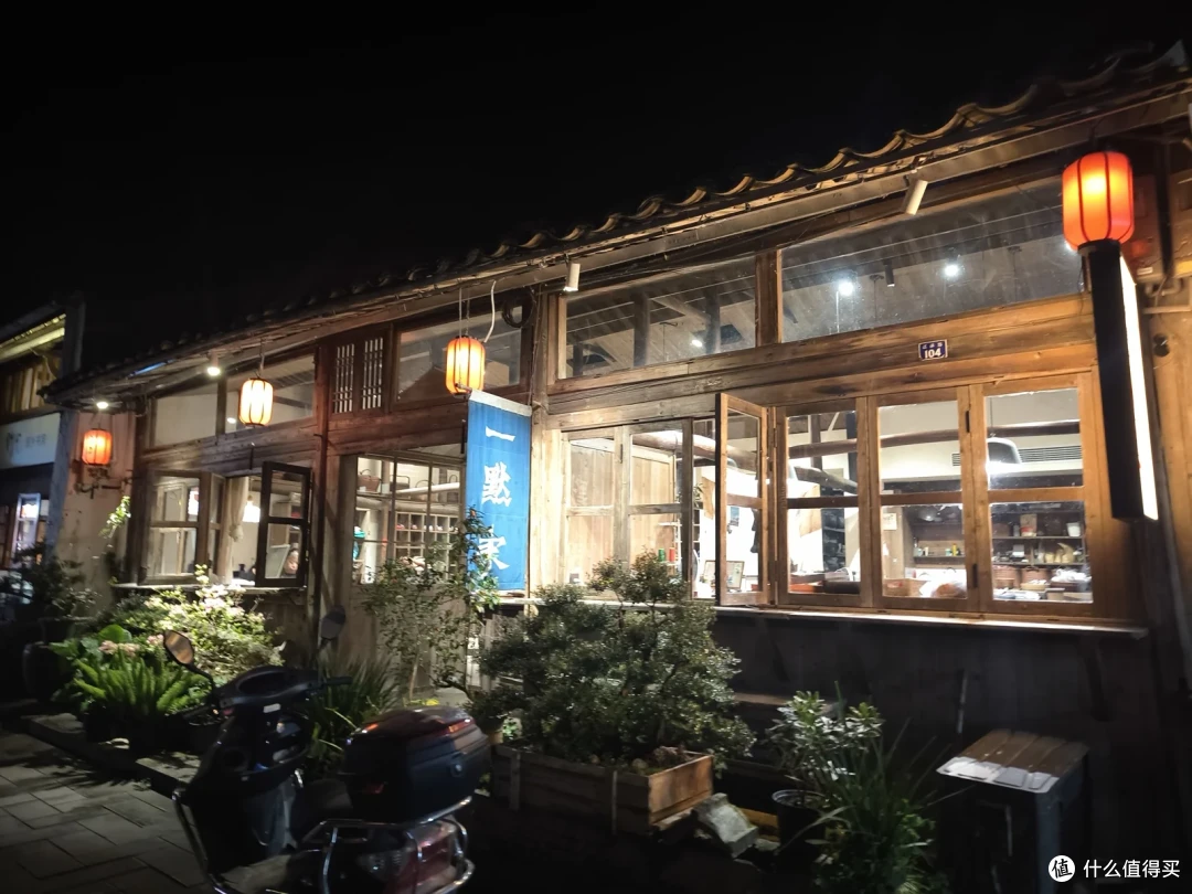 夜色中的老街店铺，木格窗透出暖光，檐下挂着红灯笼