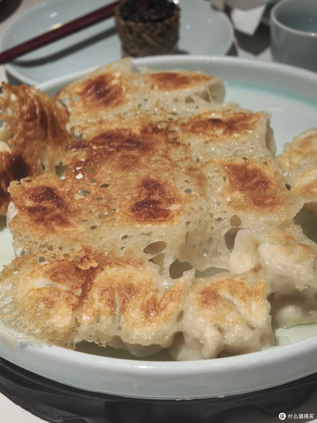 一盘连成一片的煎饺，底部煎出焦黄脆壳