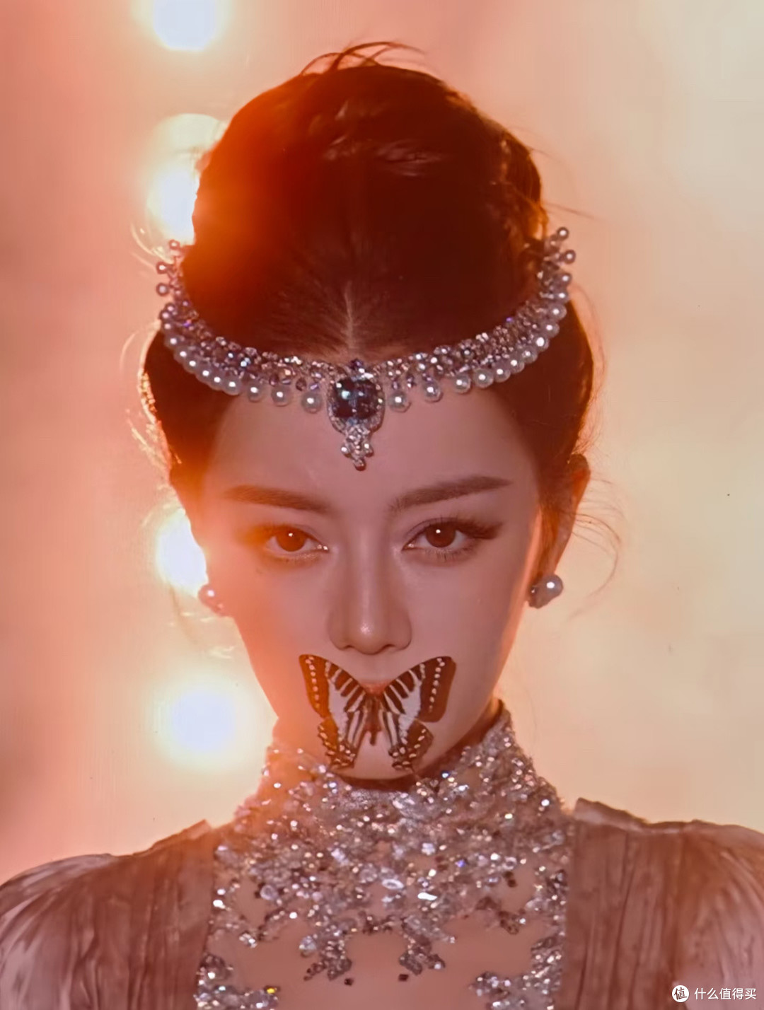 VOGUE红毯：热巴嘴衔蝴蝶开场，朱珠真空，刘亦菲压轴美貌依旧