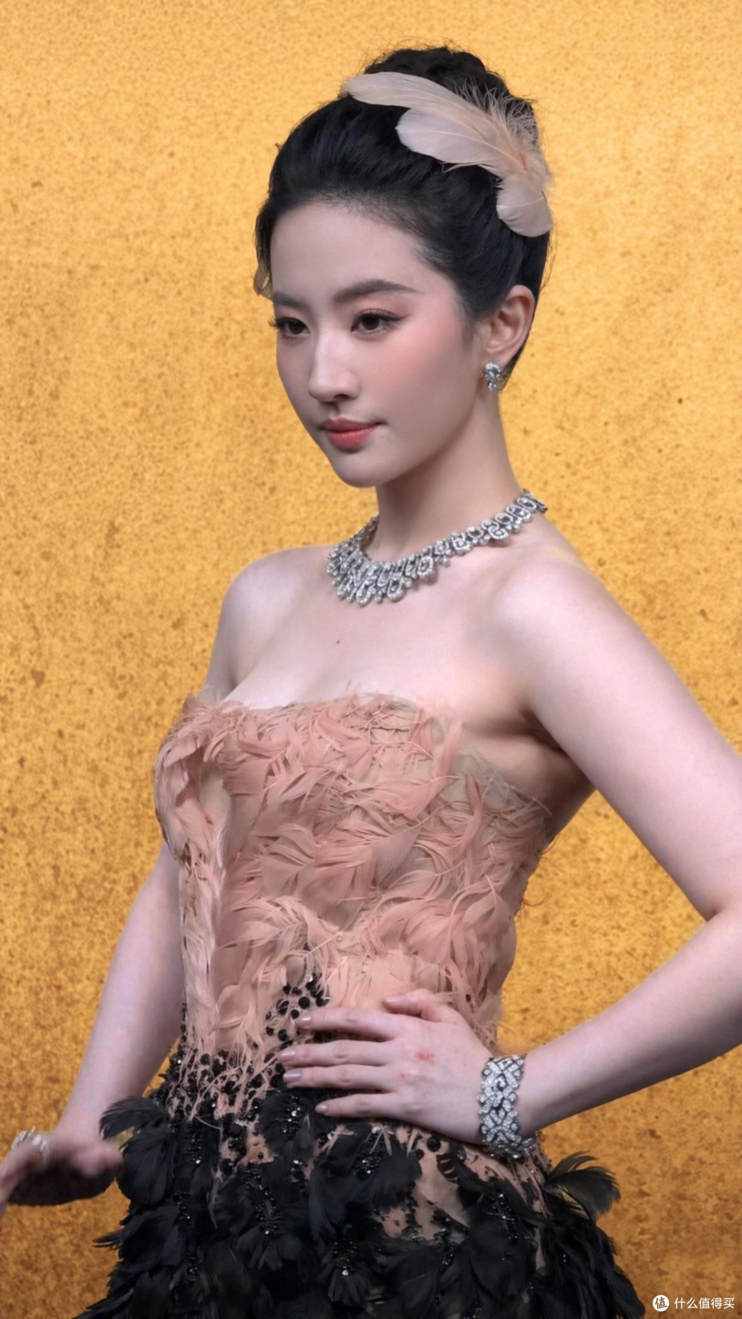 VOGUE红毯：热巴嘴衔蝴蝶开场，朱珠真空，刘亦菲压轴美貌依旧