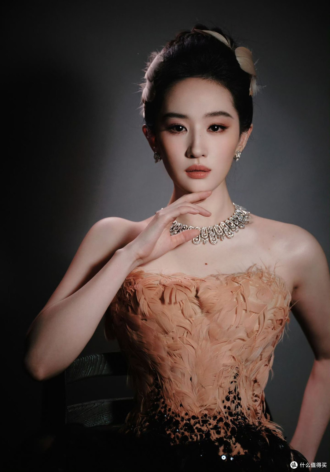 VOGUE红毯：热巴嘴衔蝴蝶开场，朱珠真空，刘亦菲压轴美貌依旧