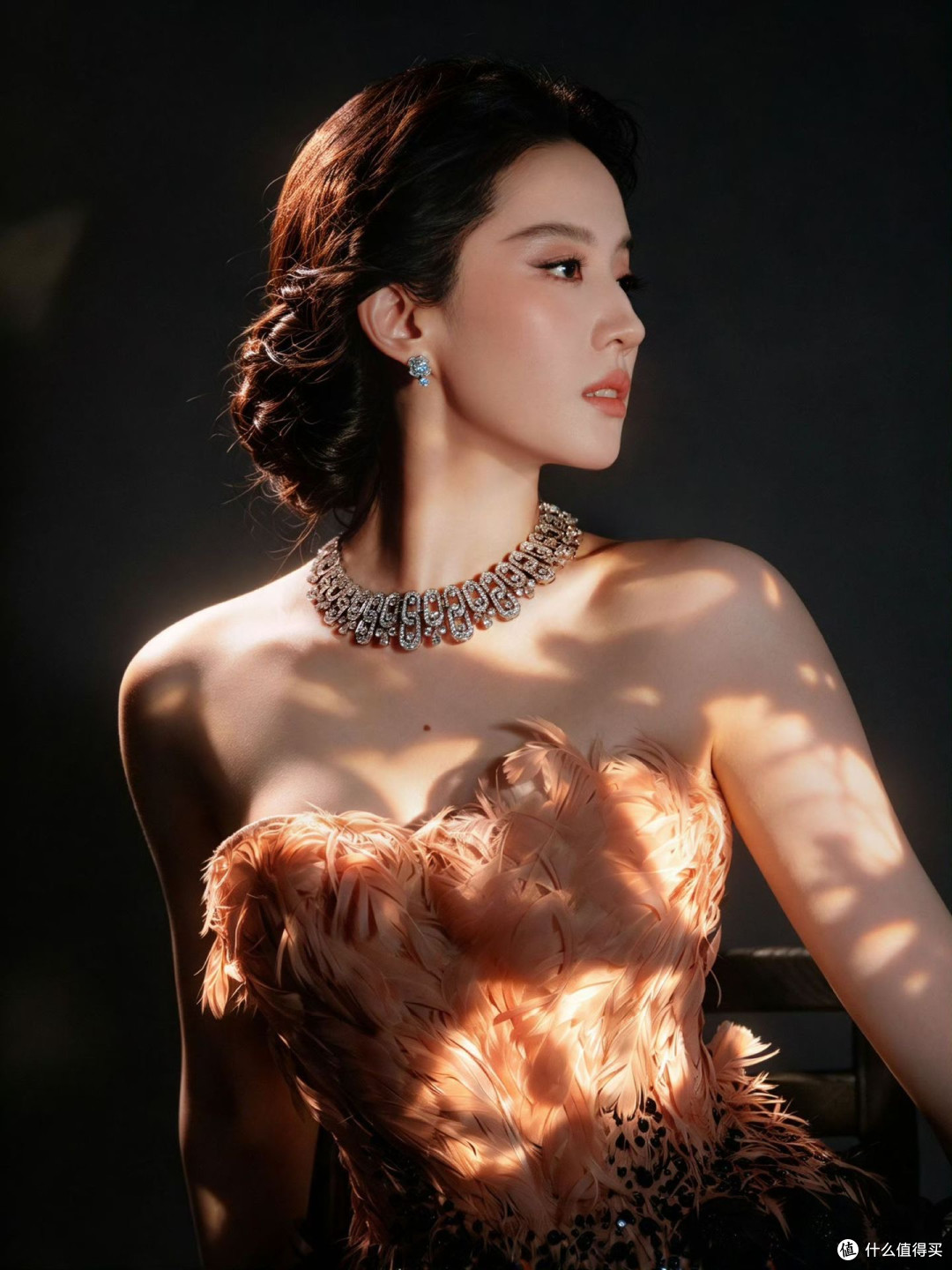 VOGUE红毯：热巴嘴衔蝴蝶开场，朱珠真空，刘亦菲压轴美貌依旧