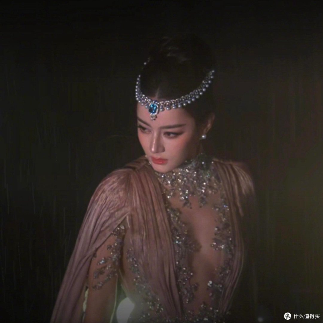 VOGUE红毯：热巴嘴衔蝴蝶开场，朱珠真空，刘亦菲压轴美貌依旧