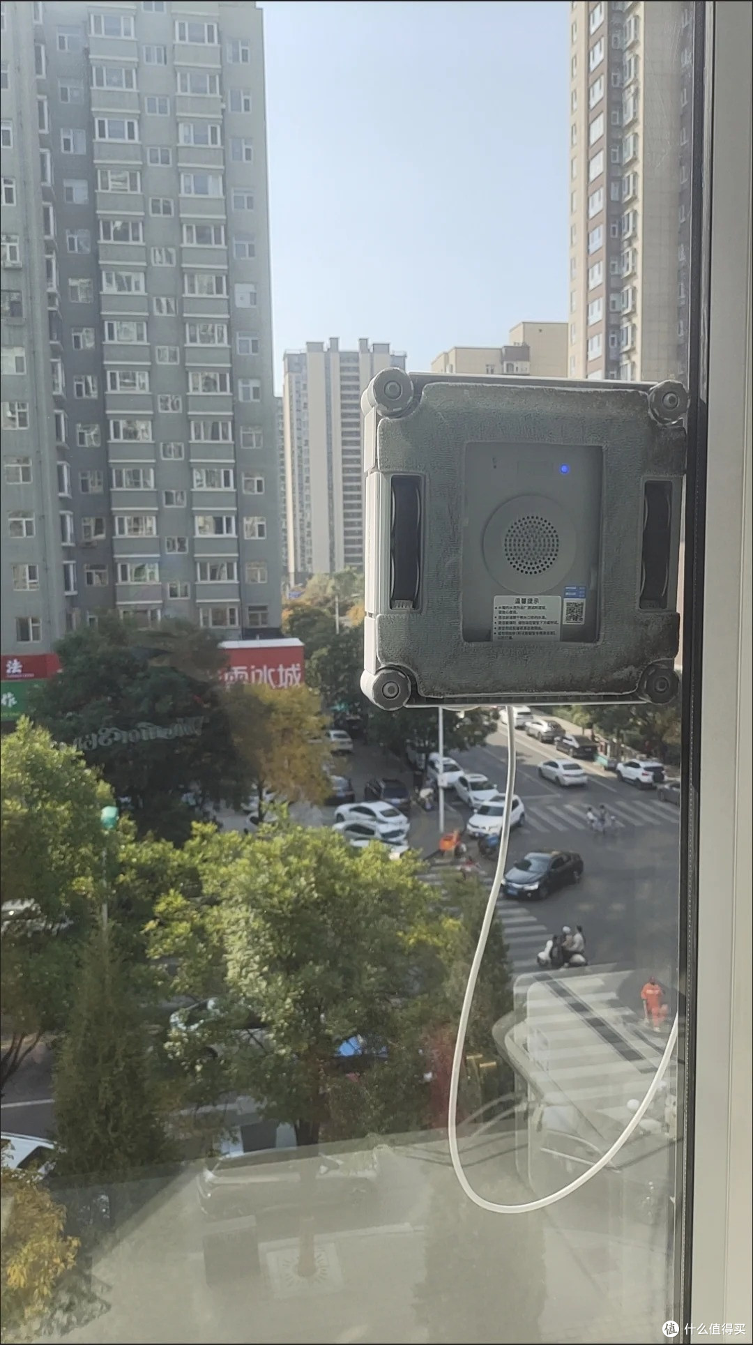 高层落地窗家庭亲测:这台擦窗机器人,真的治好了我的擦窗焦虑