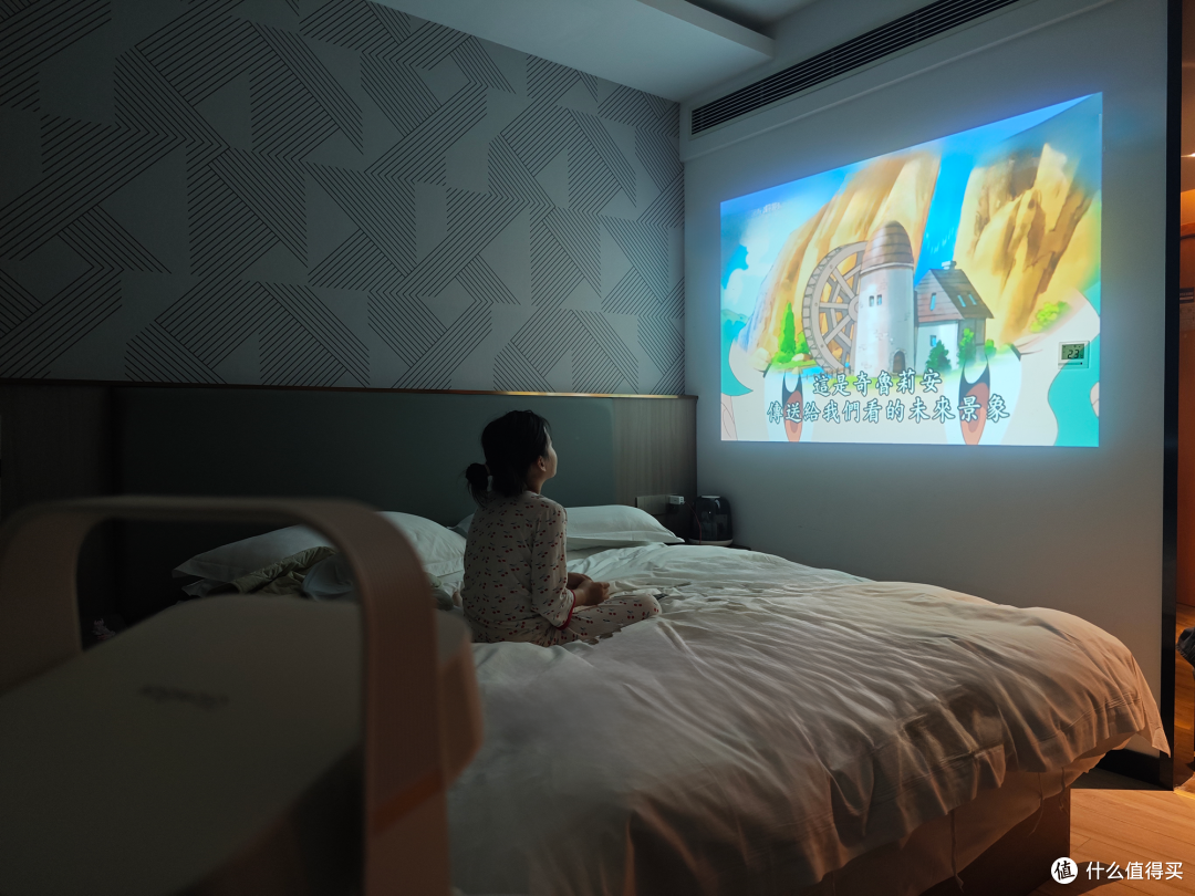高亮度、行业头部供应链支持，百元GlowBox小光盒R1投影仪实测！