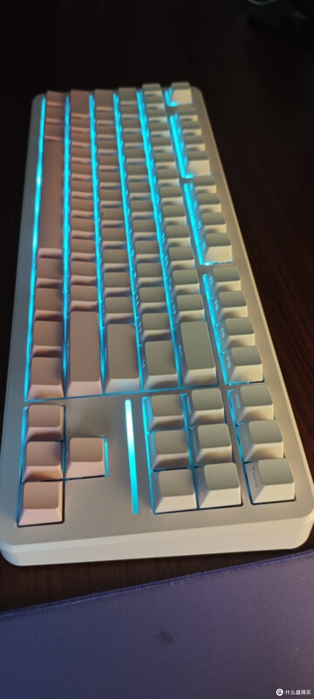 粉白三模键盘提升桌面体验