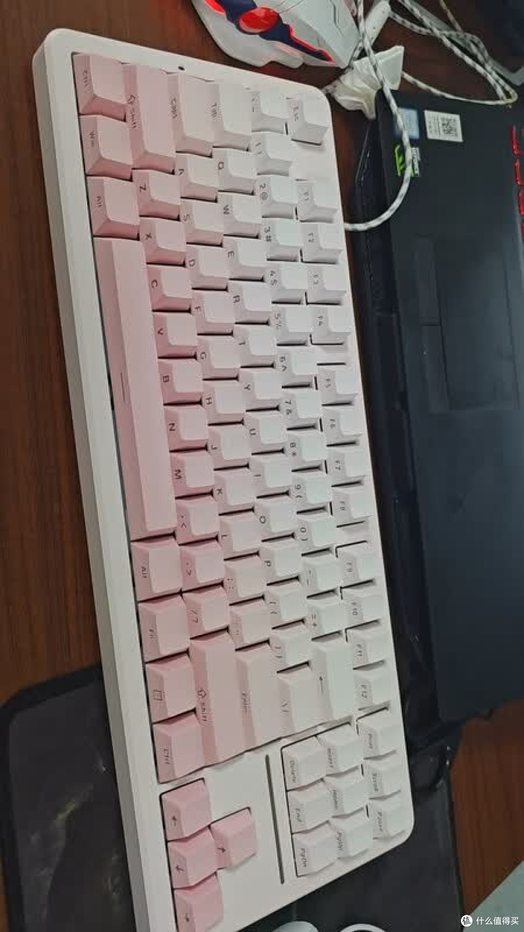 粉白三模键盘提升桌面体验