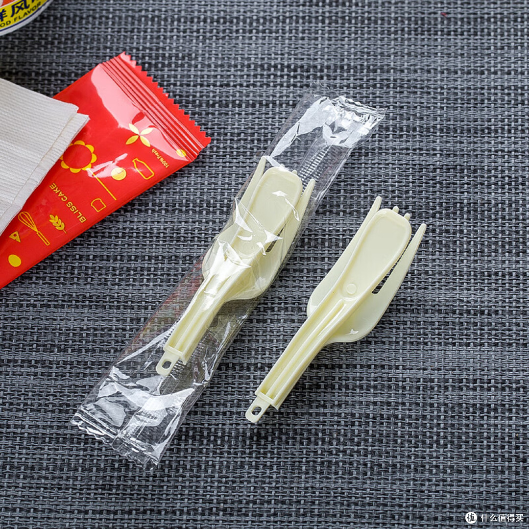 桶装方便面,为啥配叉子而不是筷子?是崇洋媚外还是实用为主?