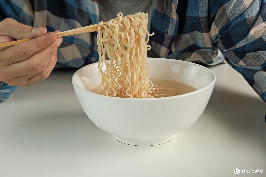 桶装方便面,为啥配叉子而不是筷子?是崇洋媚外还是实用为主?